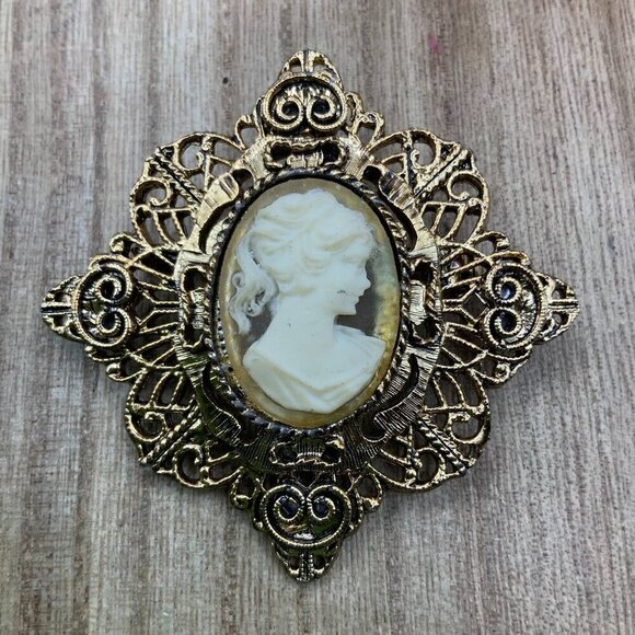 Cameo Vintage Cream Elegant Gold Tone Brooch Pin - Picture 1 of 8